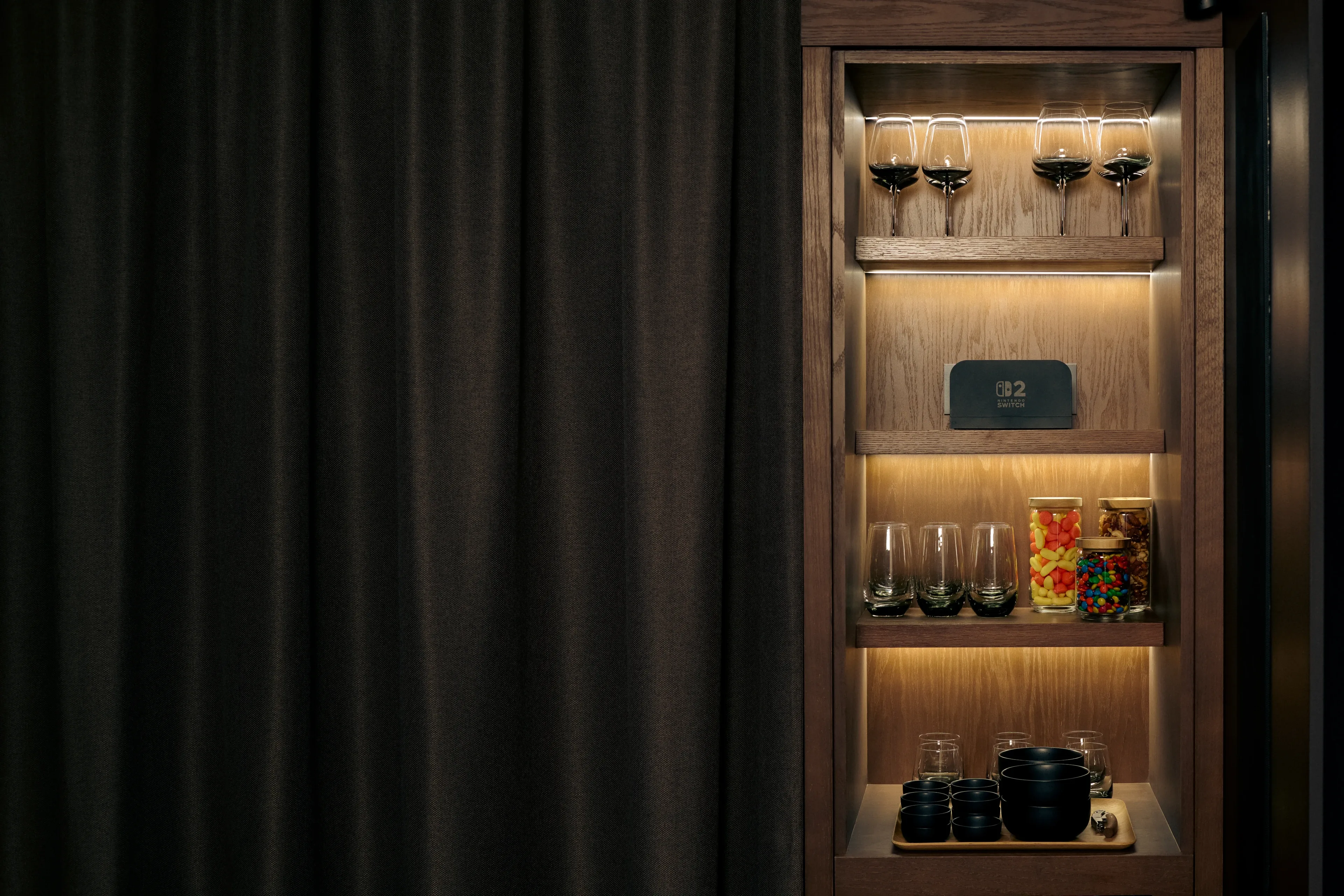 Oro Paraoa SPA Cinema 02 Guy Montagu Pollock